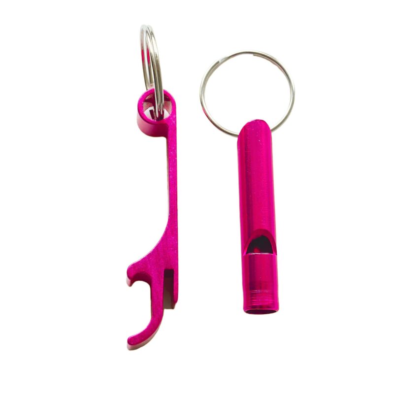 Ružový otvárač a píšťalka na kľúčenke.