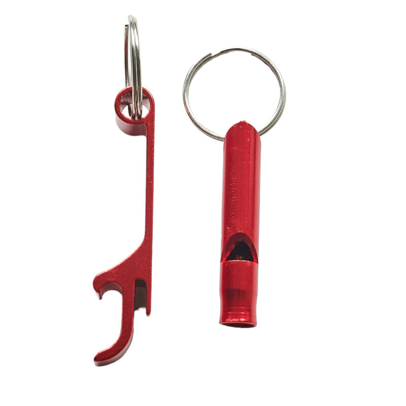 Červený otvárač fľašiek a píšťalka na kľúče.