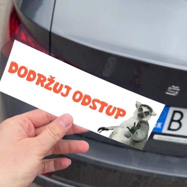 Nálepka "Dodržuj odstup" s lemuríkom na aute.