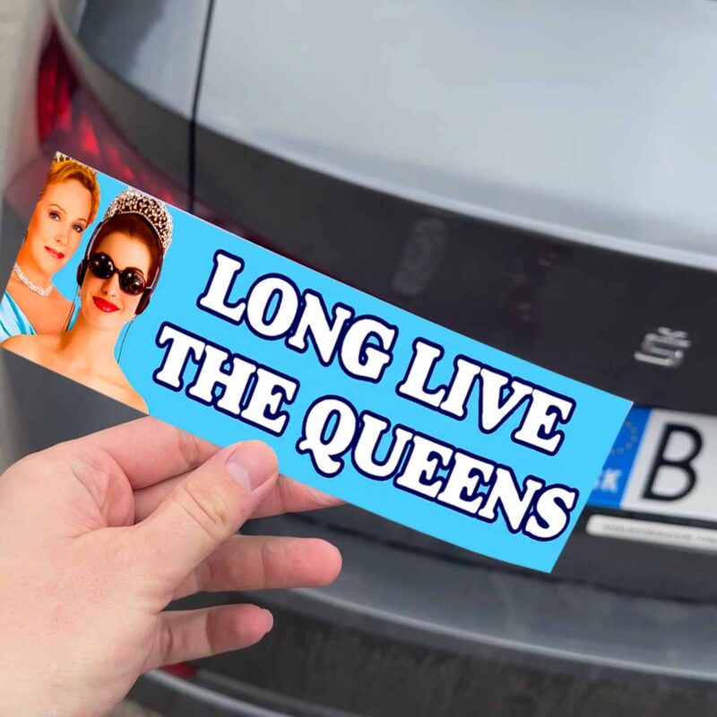 Ruka drží nálepku "Long Live The Queens".