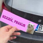 Nálepka na auto s mačkou a textom "Nekrič, prosím".