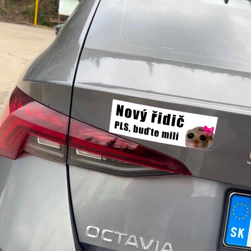 Auto s nálepkou "Nový vodič, buďte milí".