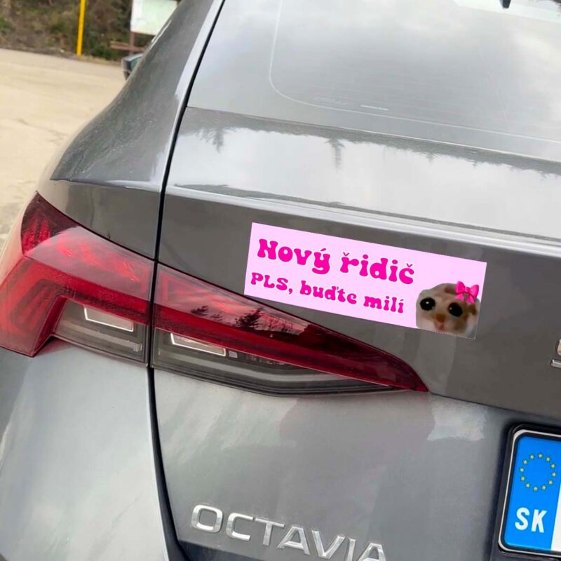 Auto s nálepkou "Nový vodič, prosím, buďte milí".