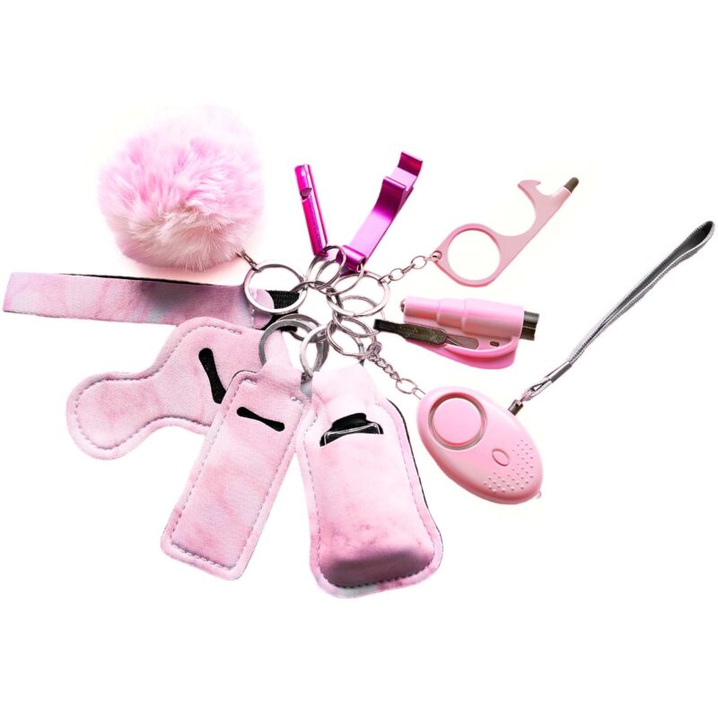 Ružový prívesok s kozmetickými nástrojmi.
