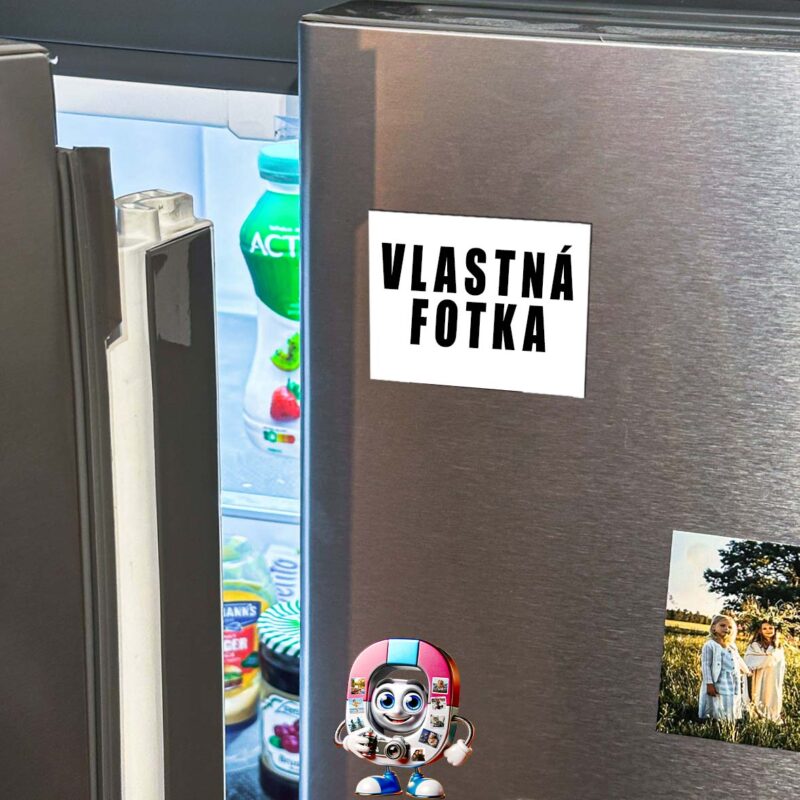 Chladnička s magnetkami a vlastnou fotografiou.