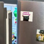 Chladnička s magnetkou mačky a nápisom "Zavri tú chladničku".