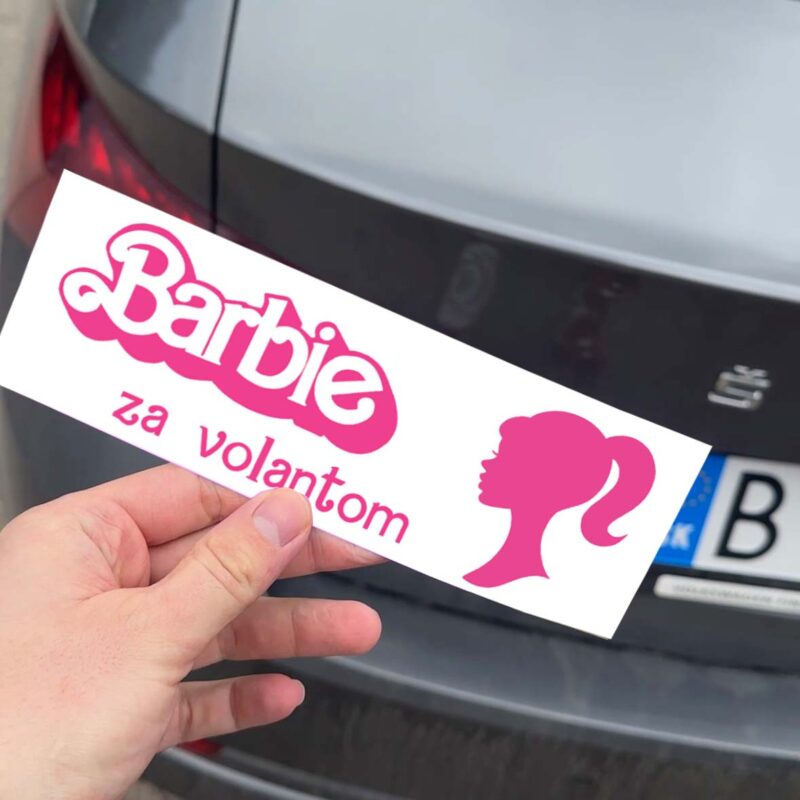 Nálepka "Barbie za volantom" pred autom.