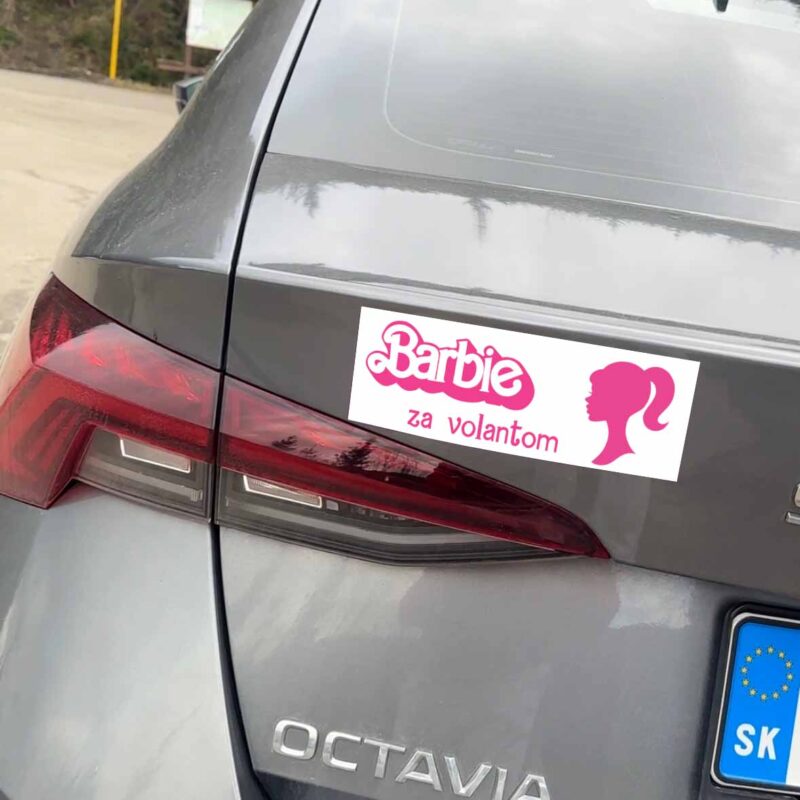 Škoda Octavia s nálepkou Barbie za volantom.