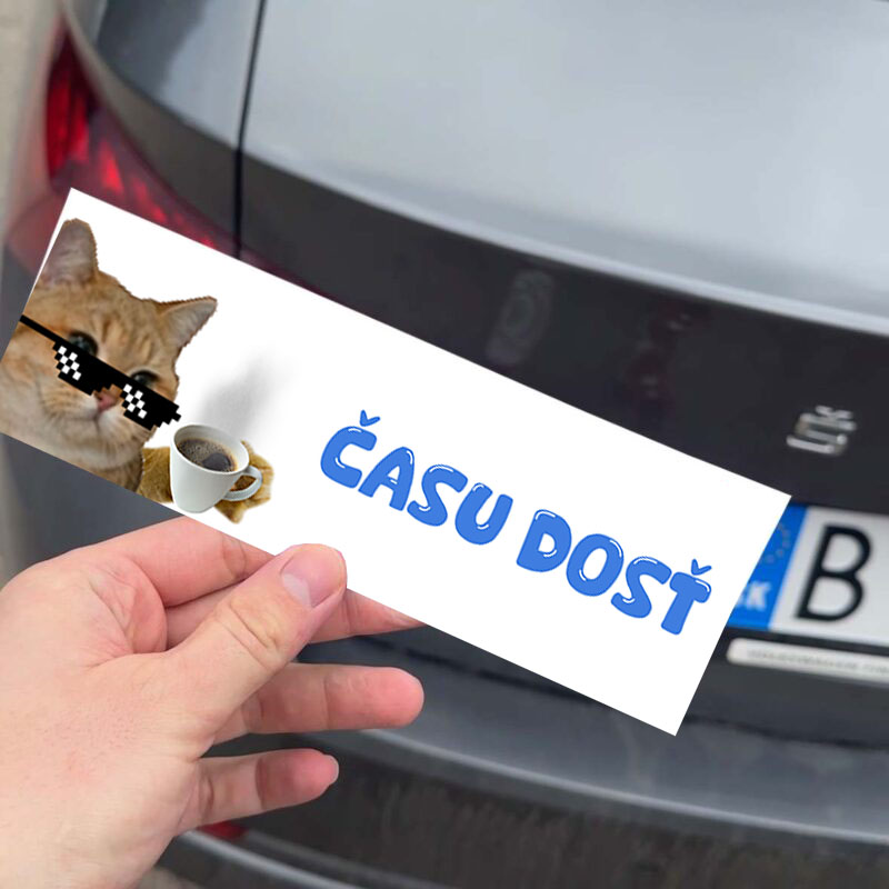 Nálepka s nápisom "ČASU DOST" a obrázkom mačky.