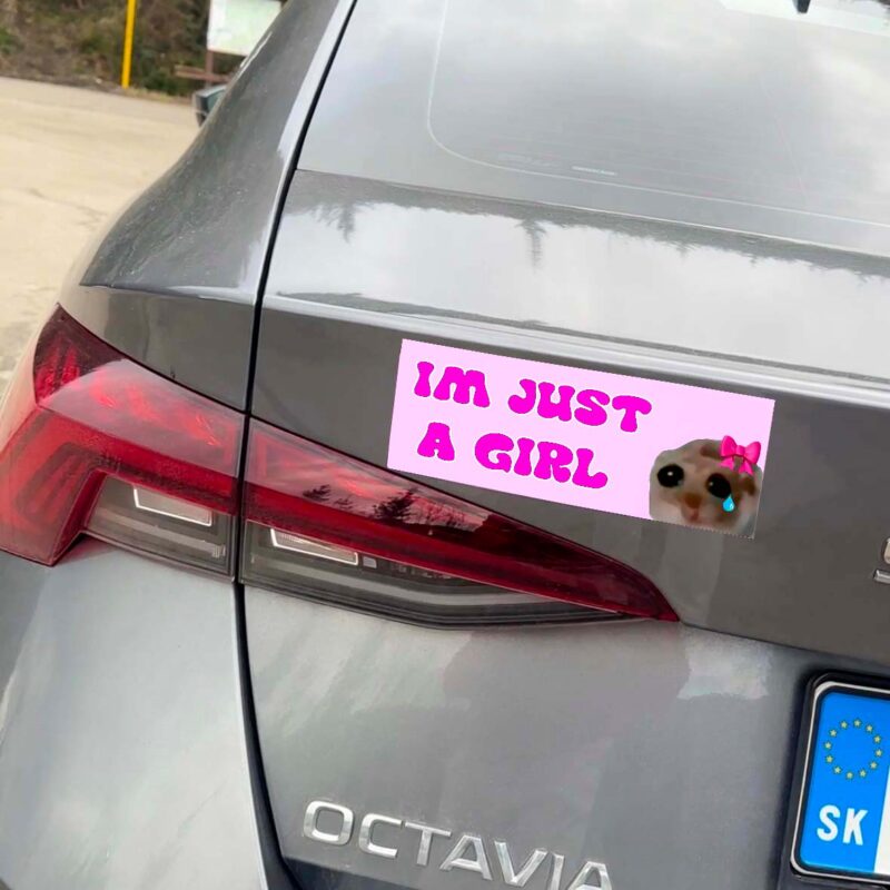 Auto so samolepkou "I'M JUST A GIRL".