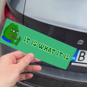 Nálepka "It is what it is" na aute.