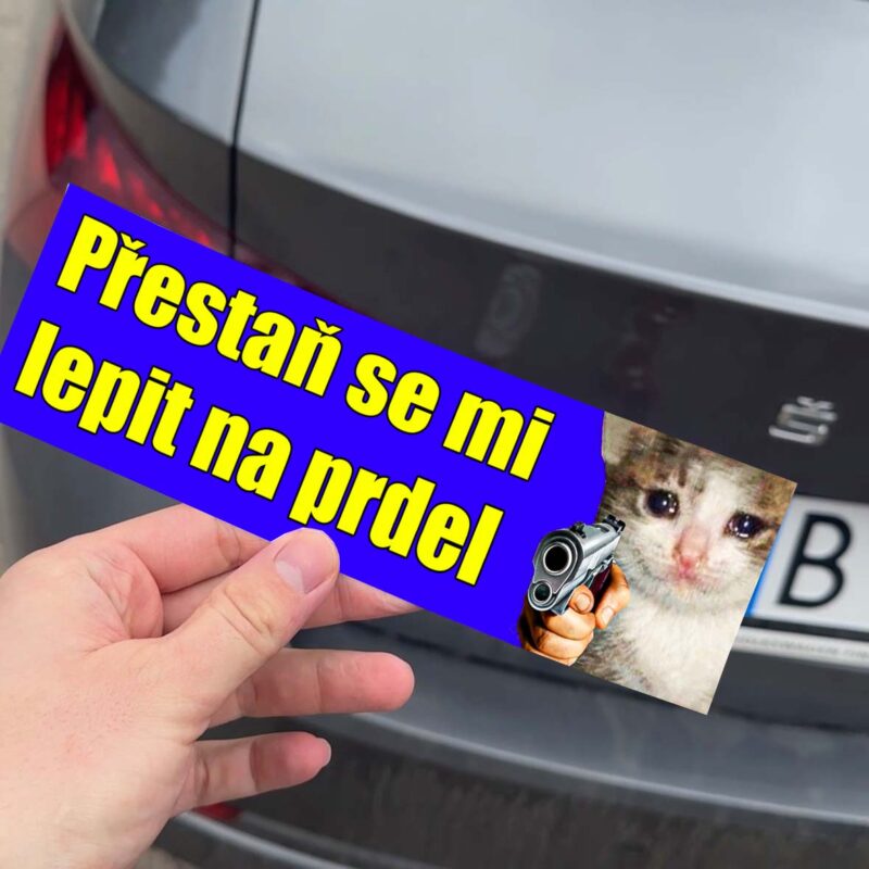 Nálepka na aute s mačkou a vtipným textom