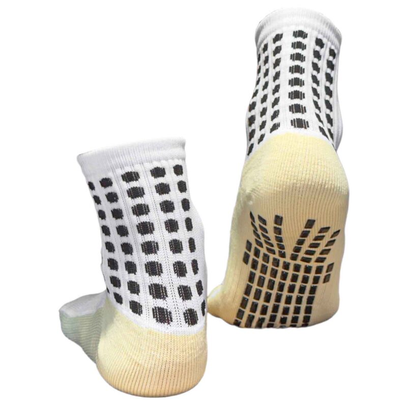 Párové biele pletené ponožky s čiernym vzorom.