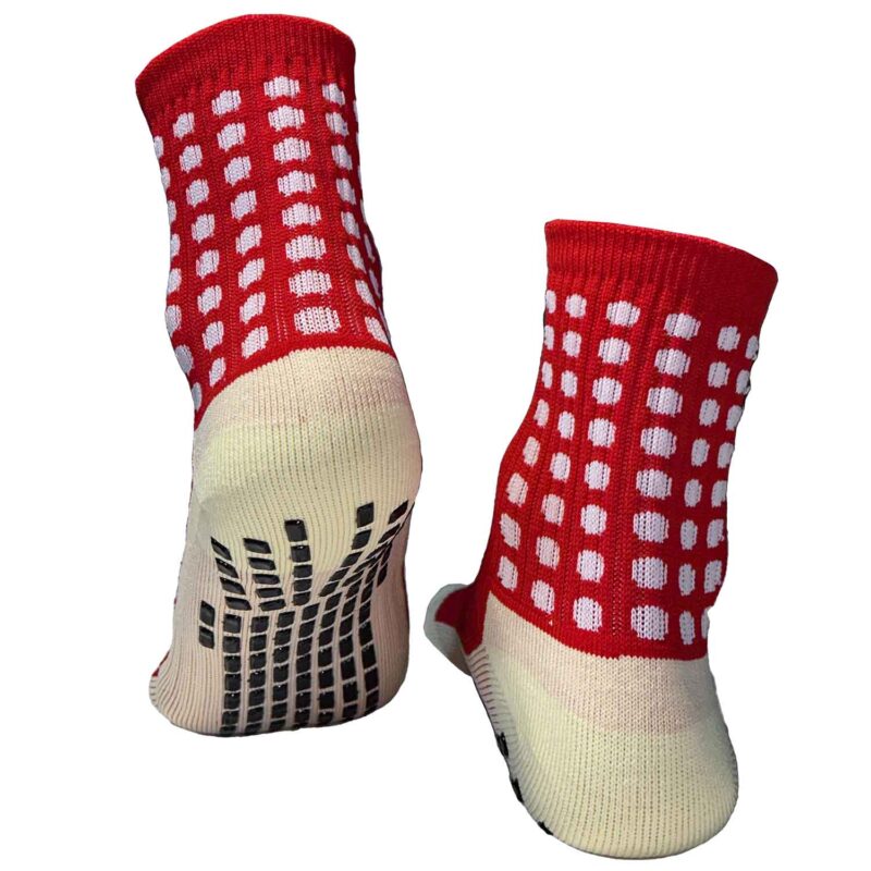 červené športové ponožky na bielom pozadí