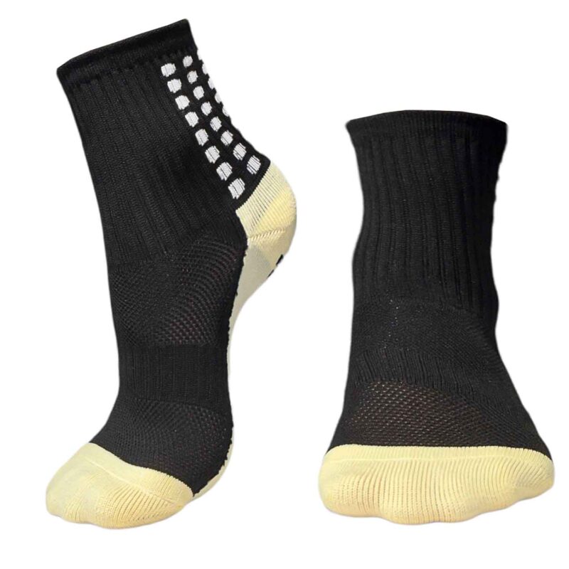 Čierne športové ponožky s bielymi detailmi.
