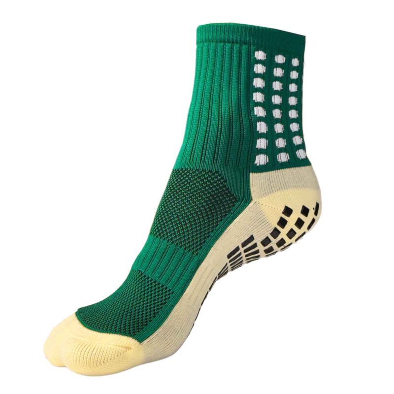 Zelená športová ponožka na bielom pozadí.