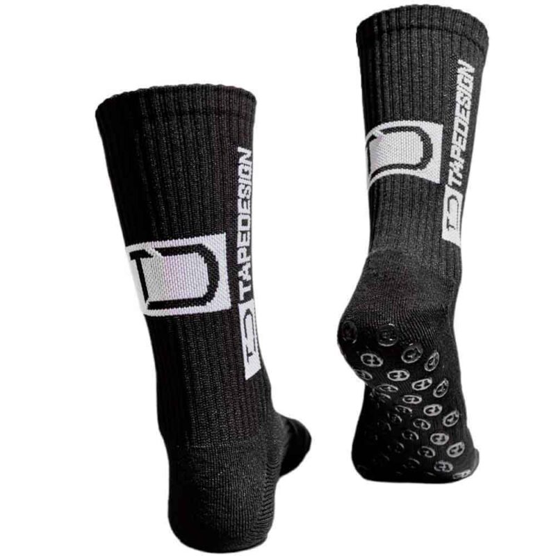 Čierne športové ponožky s protišmykovými bodkami.