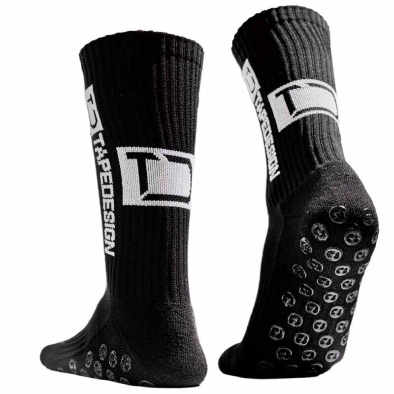 Čierne športové ponožky s protišmykovými bodkami.