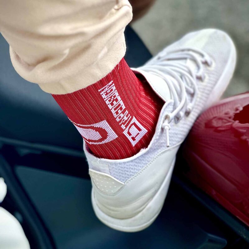 Červené športové ponožky a biele tenisky.