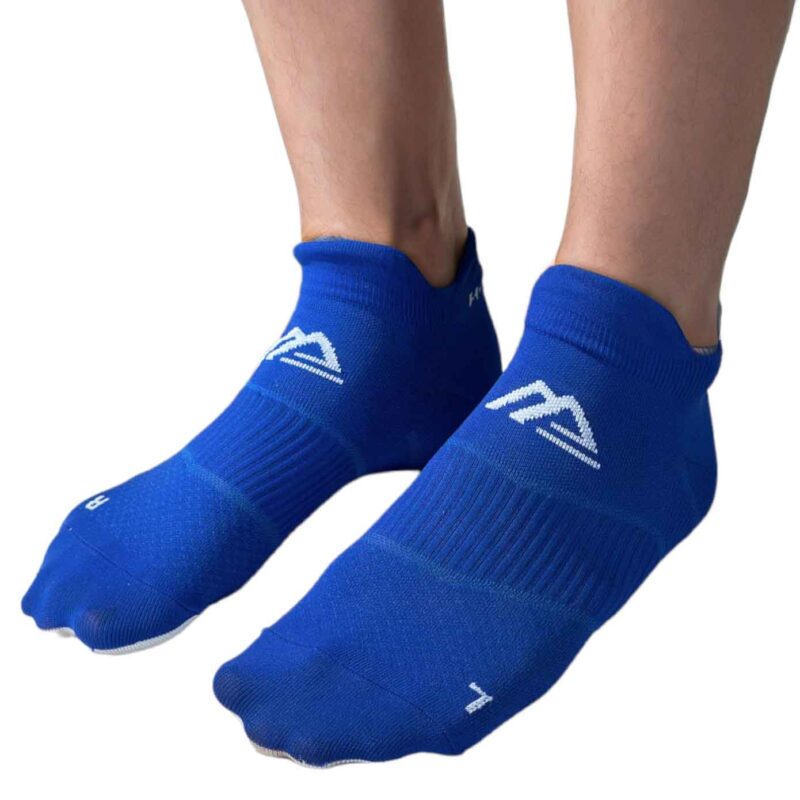 Modré športové ponožky na bielej podložke