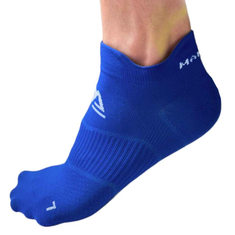 Modrá športová ponožka na nohe
