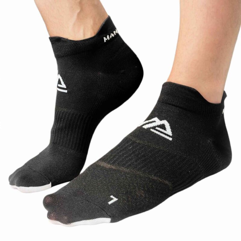 Čierne športové ponožky na nohách.