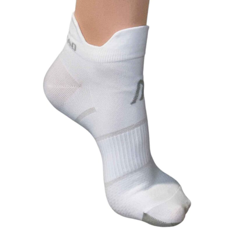 Biela športová ponožka na nohe