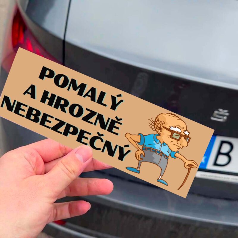 Nálepka na auto, vtipná karikatúra starčeka, slovenský text.