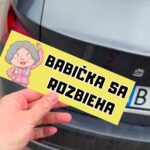 Nálepka "Babička sa rozbieha" na aute.