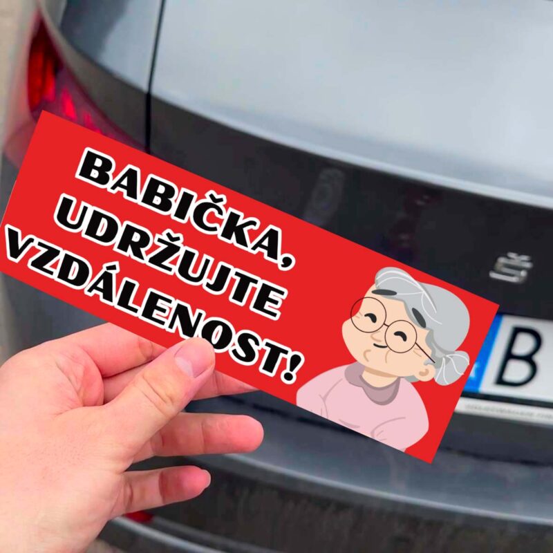 Nálepka na aute: "Babička, udržujte vzďaľenosť!