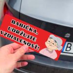 Nálepka "Babička, udržujte vzdialenosť" na aute.