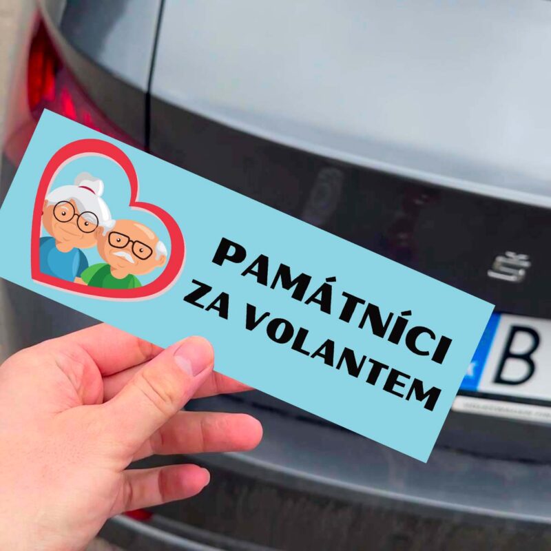 Nálepka "Pamätníci za volantom" na aute.