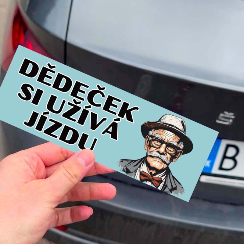 Nálepka "Dědeček si užívá jízdu" na aute.