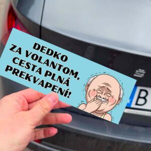 Nálepka s vtipným dedkom na aute.