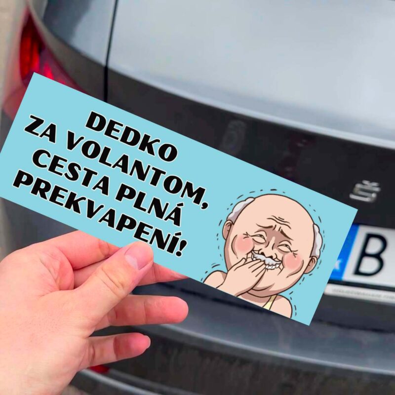 Nálepka s vtipným dedkom na aute.