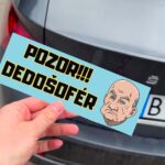 Nálepka "Pozor, dedošofer" na aute.