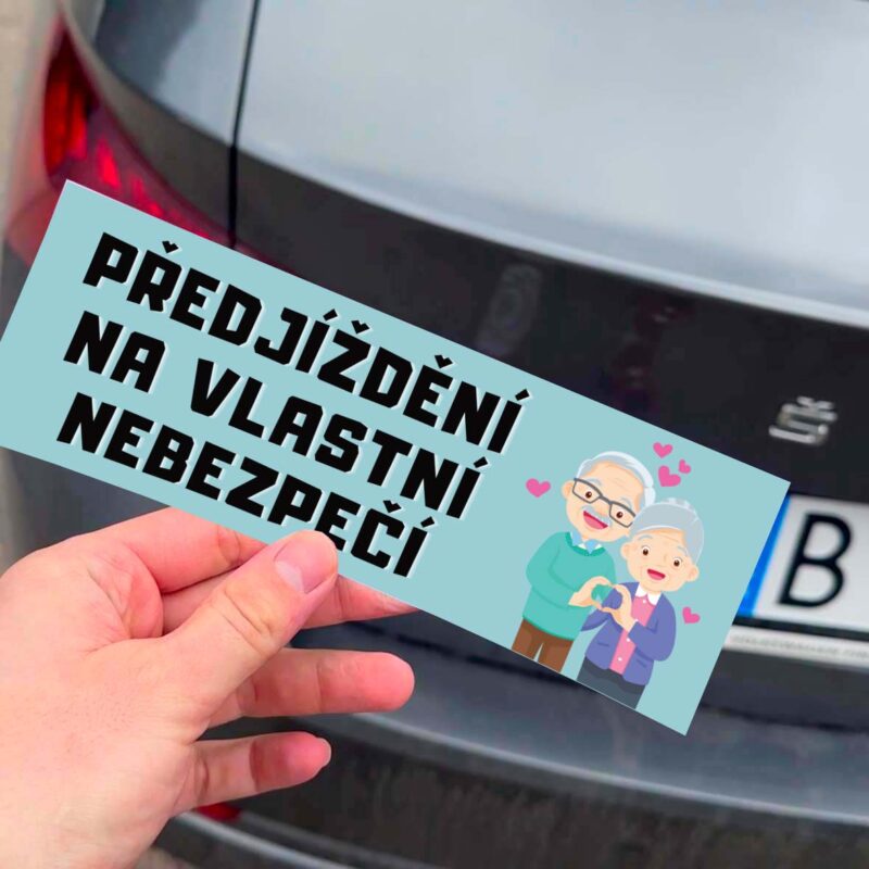 Auto nálepka s roztomilými karikatúrami seniorov.