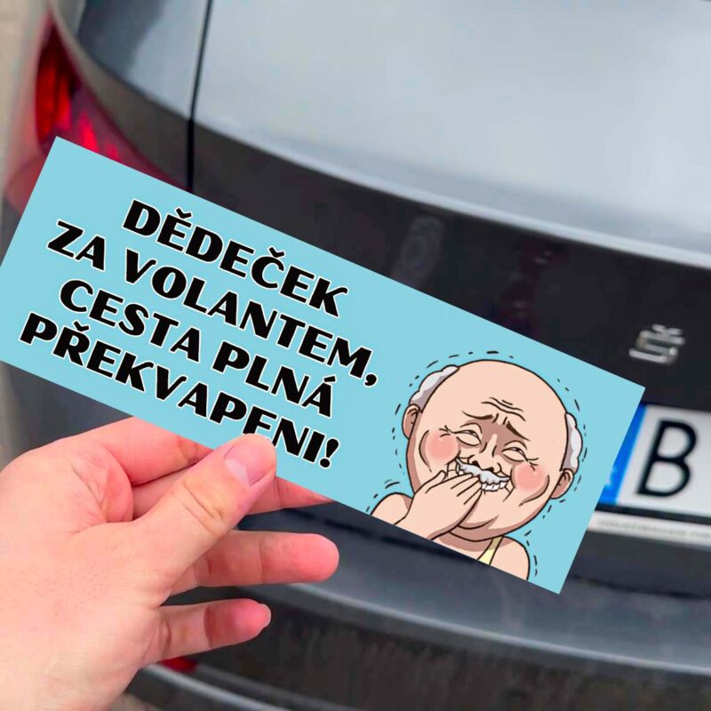 Nálepka s karikatúrou starčeka na aute.