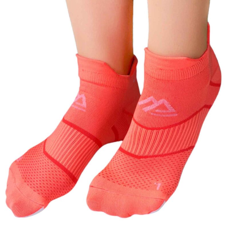 Červené športové ponožky na nohách