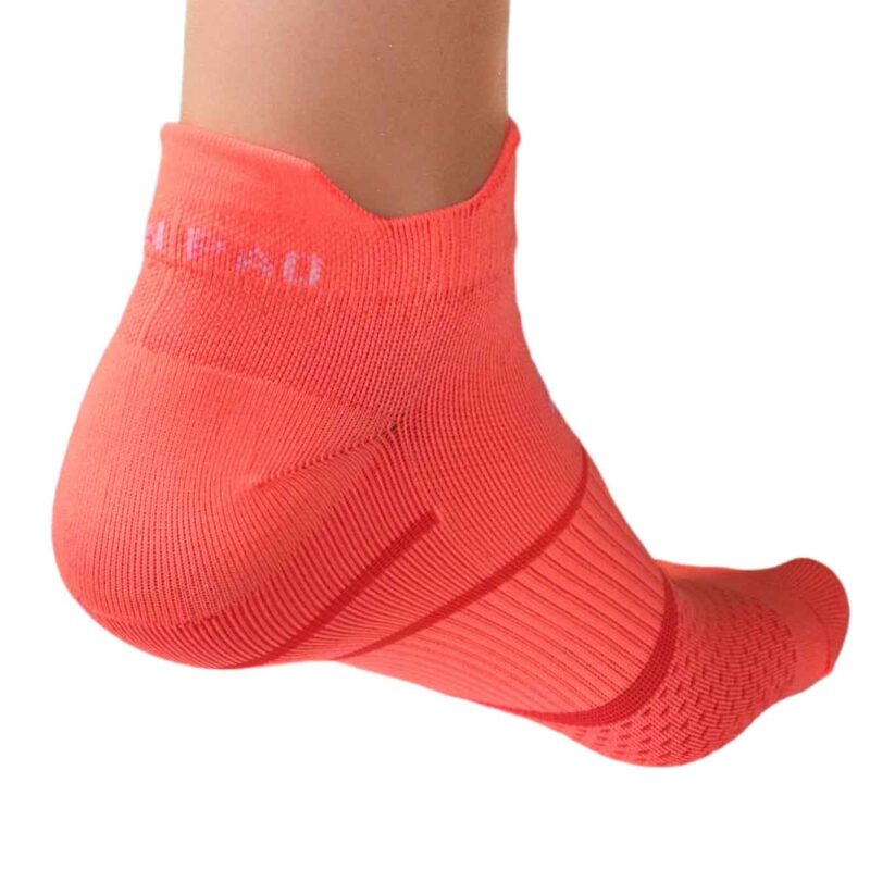 Červená športová ponožka na nohe.