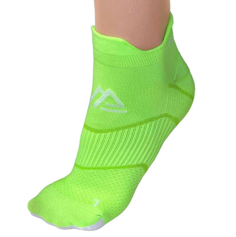 Zelená športová ponožka na nohe