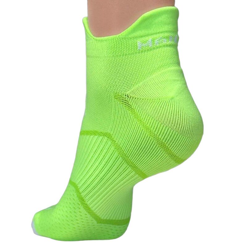 žiarivo zelená športová ponožka na nohe