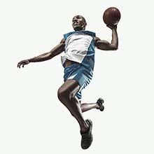 Hráč basketbalu skáče s loptou.