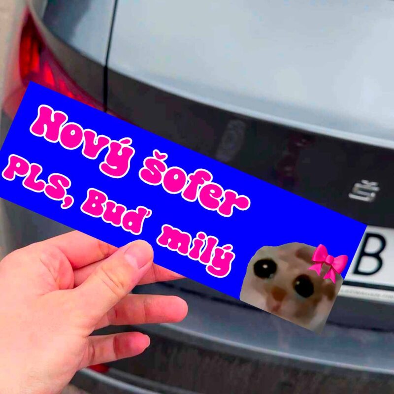 Nálepka na aute s textom "Nový šofér, PLS, Buď milý".