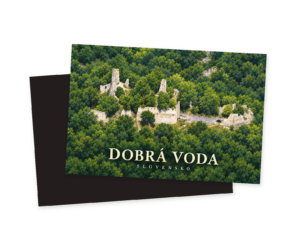 Predná strana magnetky s motívom zrúcaniny hradu Dobrá Voda v zelenom lese a nápisom DOBRÁ VODA, za ňou tmavá zadná strana na bielom pozadí.