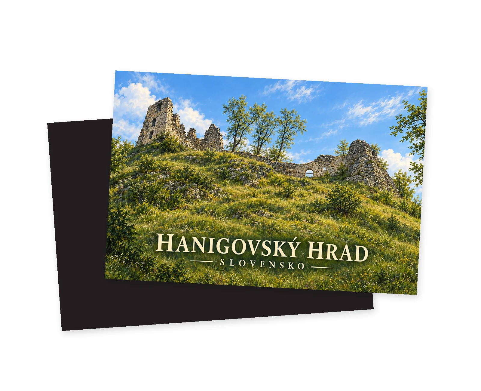Hanigovský hrad na zelenom svahu na prednej strane magnetky, s tmavou zadnou stranou na bielom pozadí.