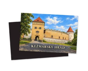 Náhľad magnetky so vstupnou vežou Kežmarského hradu, ozdobným múrom a červenými strechami; za prednou stranou je posunutá tmavá zadná strana.