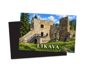 Náhľad magnetky Likava, na prednej strane kamenný vstup, okno s mrežou a kovové schodisko; za ňou je posunutá tmavá zadná strana na bielom pozadí.