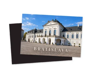 Realistická šikmá grafika bielej fasády Prezidentského paláca v Bratislave so stredným balkónom, arkádami a tmavou mansardovou strechou.