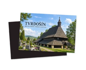 Grafický motív dreveného kostola Všetkých svätých v Tvrdošíne so strmou šindľovou strechou a štíhlou vežičkou na pozadí nebies.